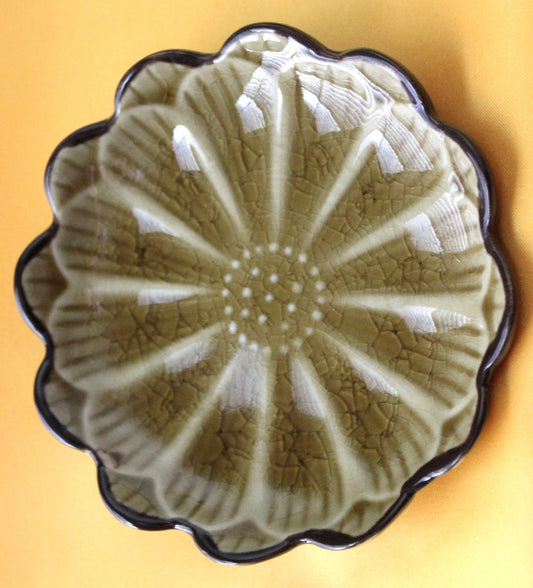 Home Decor - Smuge plate Lotus shaped - yellow/brown